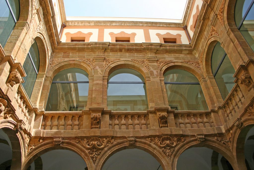 Sede Catena dell'Archivio di Stato di Palermo, cortile porticato